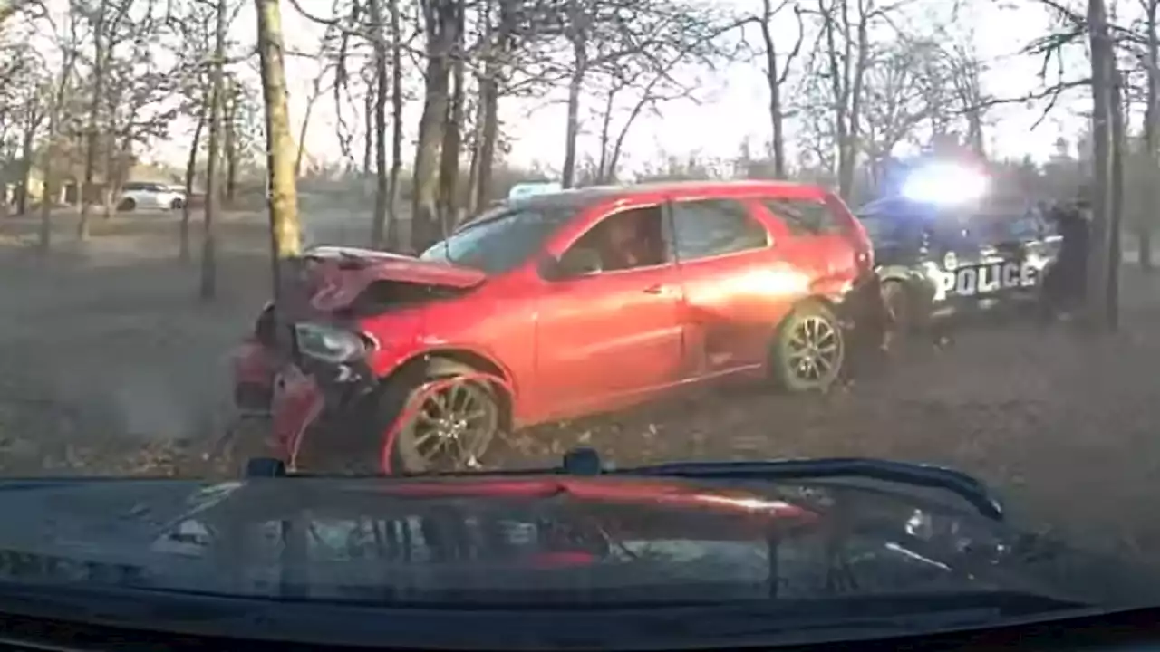 Wild Oklahoma police chase ends after suspect smashes into tree: video