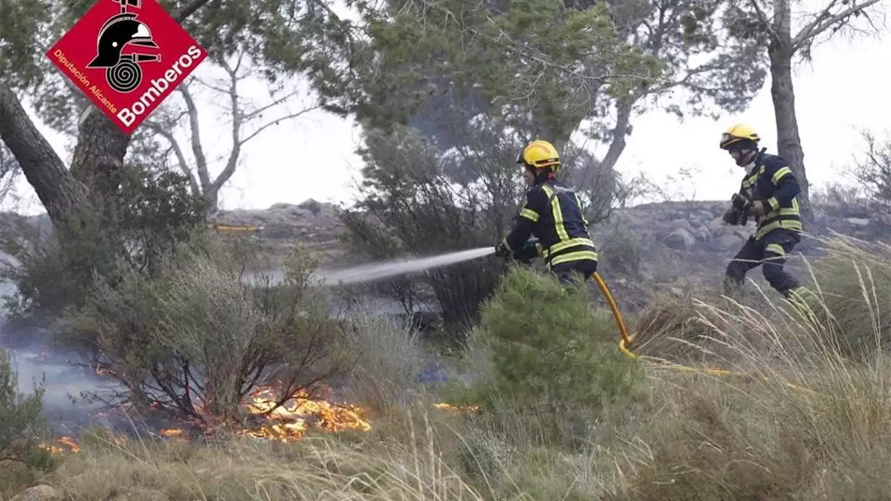 Un incendio forestal en Aigües, Alicante, obliga a evacuar a más de 200 vecinos