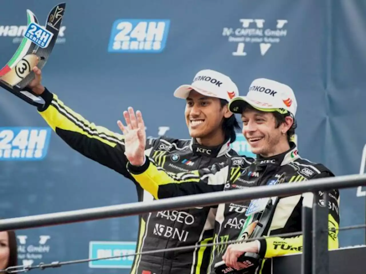 Sean Gelael Tandai Kerja Bareng Valentino Rossi dengan Naik Podium