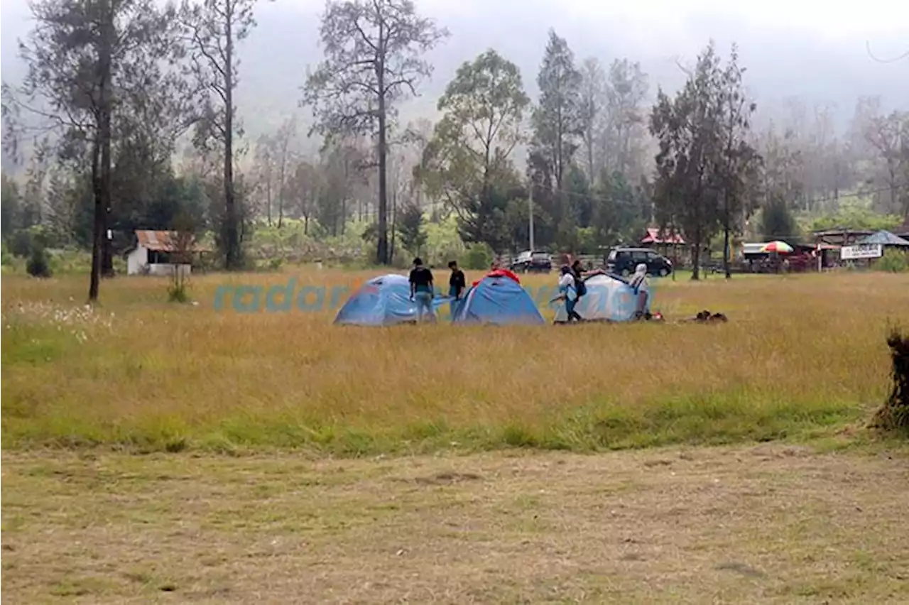 Wisatawan Pilih Kemah di Lereng Ranti