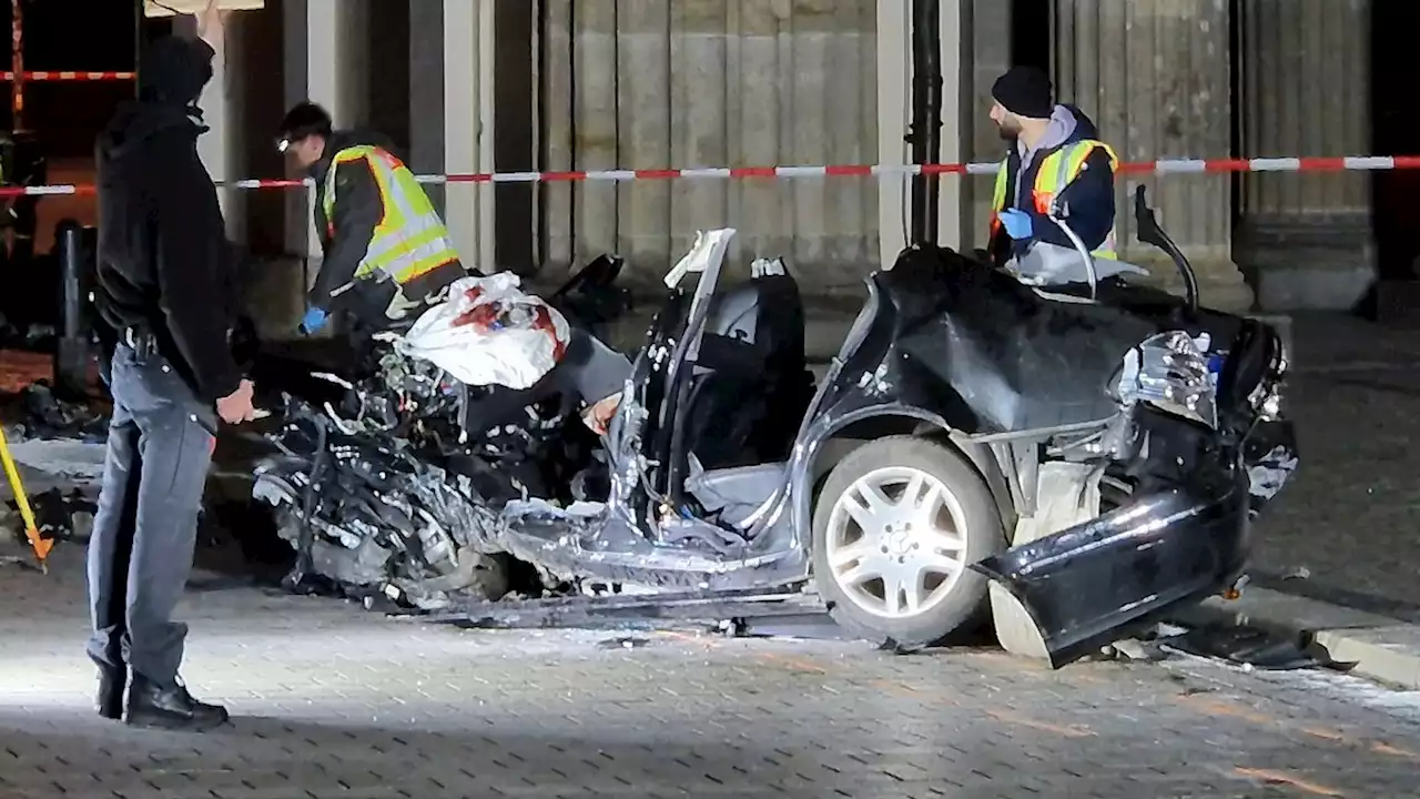 Mann kracht mit Auto gegen Brandenburger Tor - tot