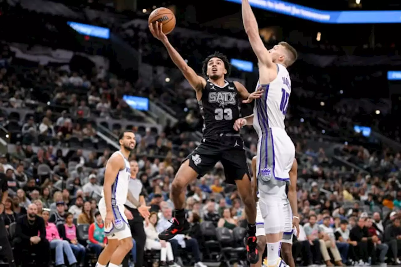 Kings roll past Spurs, extend winning streak to 4 games