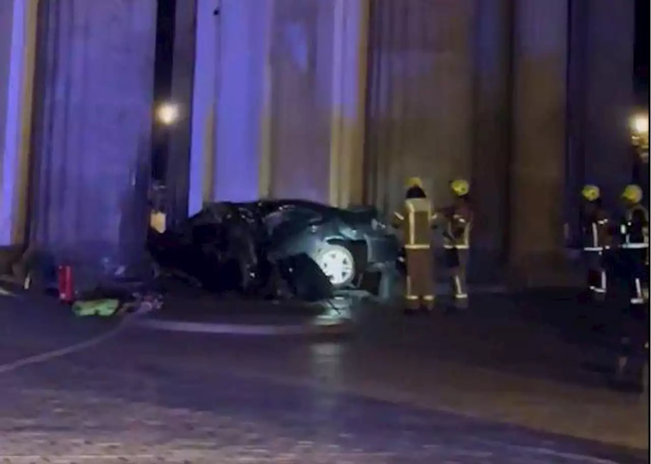 Un coche se estrella a toda velocidad contra la Puerta de Brandeburgo