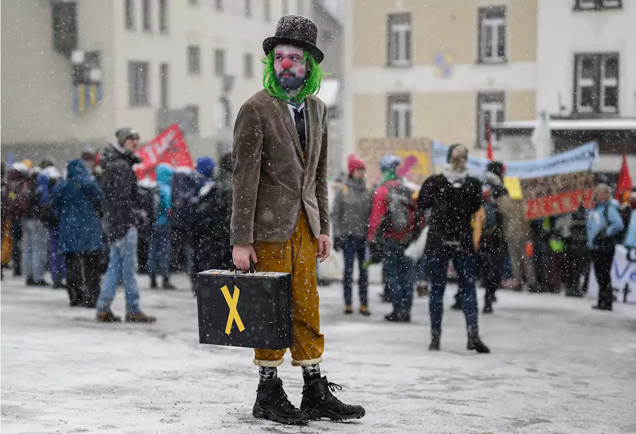 Manifestation pour une taxe climatique et l'annulation de la dette à Davos