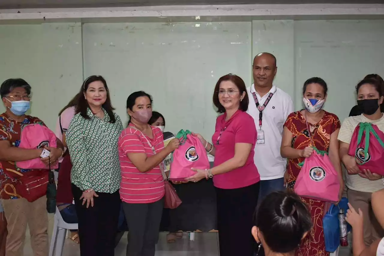 Pasay Mayor Emi distributes assistance to 630 solo parents