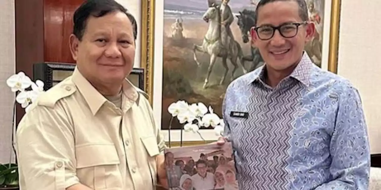 Bertemu Prabowo, Sandiaga Beri Buku Catatan Perjalanan Pilpres 2019 | merdeka.com