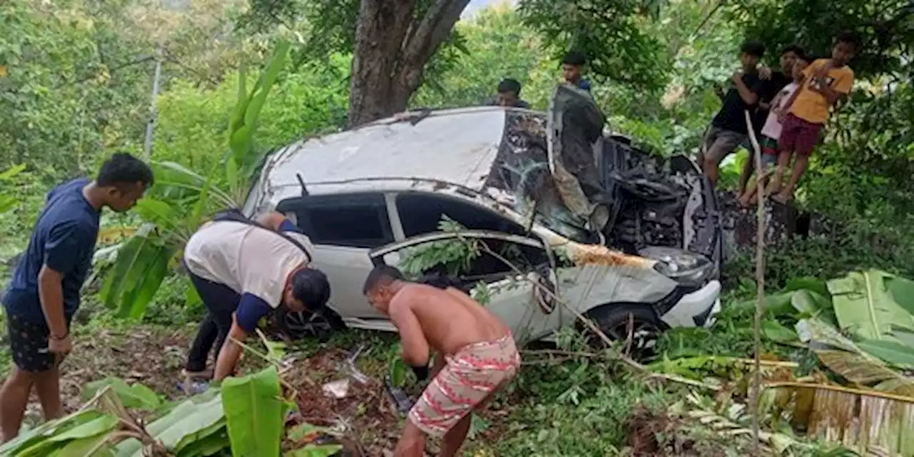 Mobil Terjun ke Jurang Sedalam 25 Meter di Buleleng, 4 WN Rusia Luka-Luka | merdeka.com