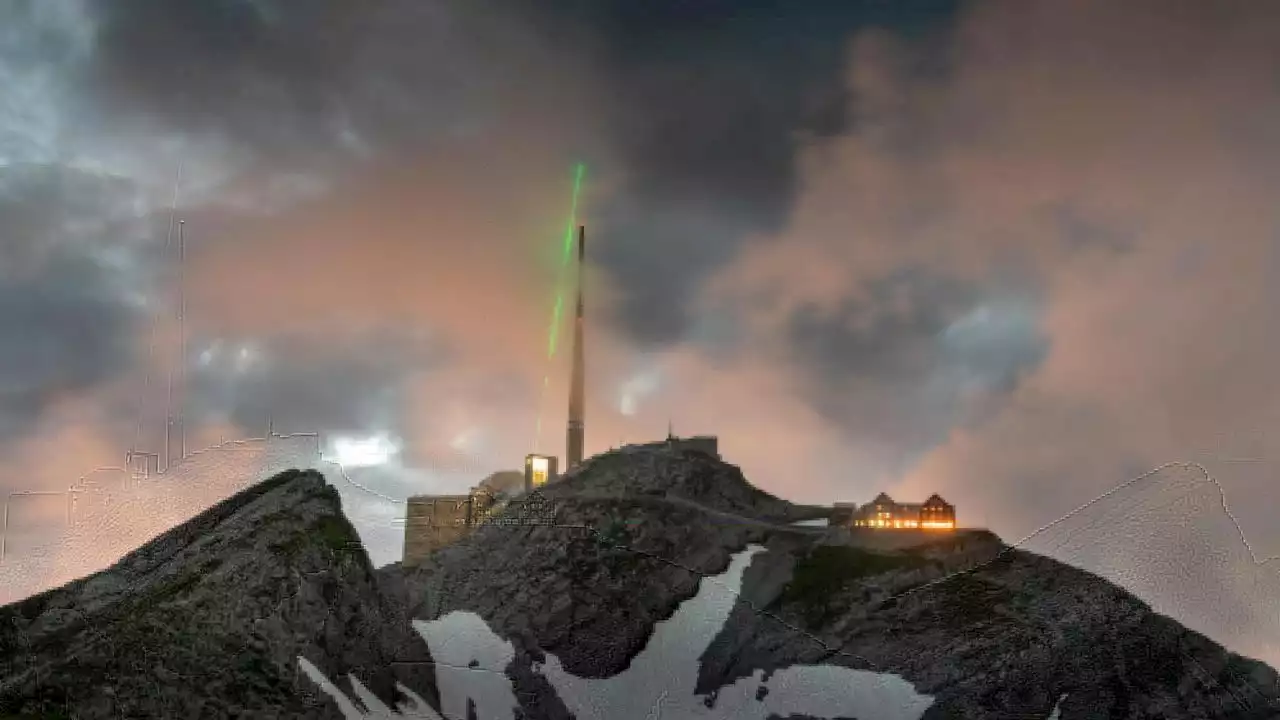 Consiguen desviar rayos con un potente láser dirigido al cielo | Minuto30