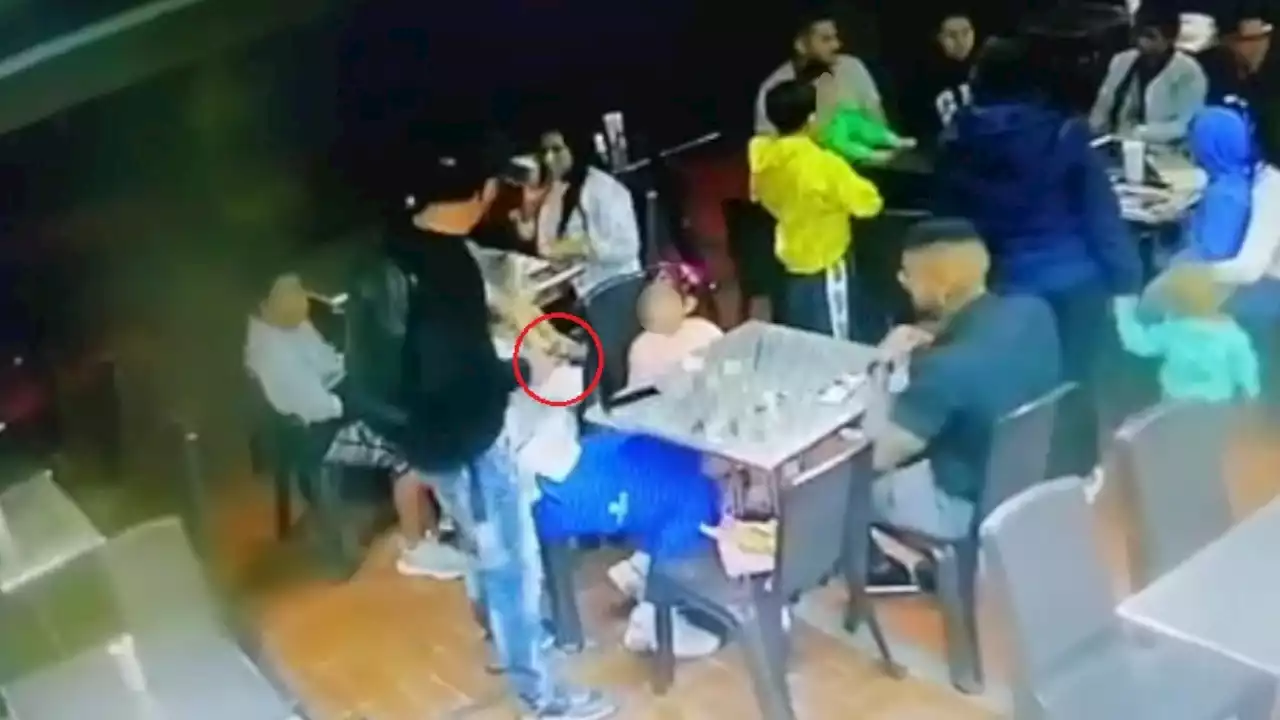 [VIDEO] Ladrón robó a una familia en un restaurante de Medellín lleno de gente | Minuto30