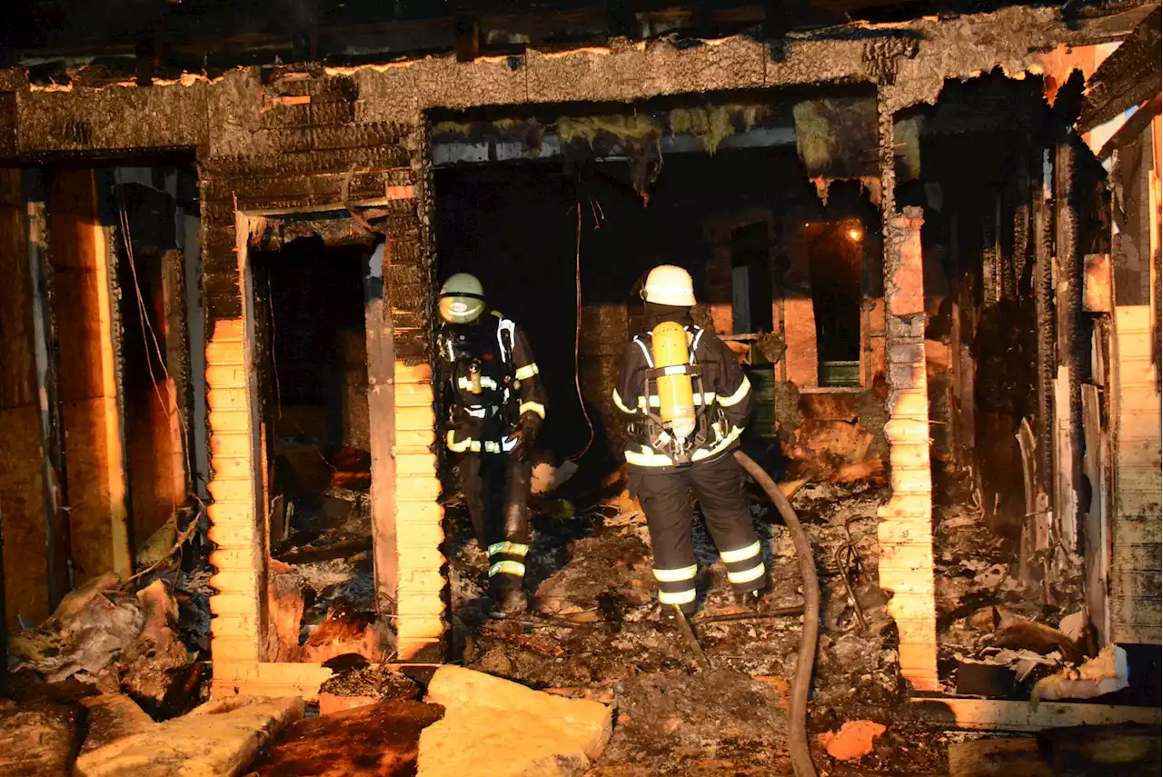 Feuerwehr löscht brennende Gartenlaube – Polizei ermittelt