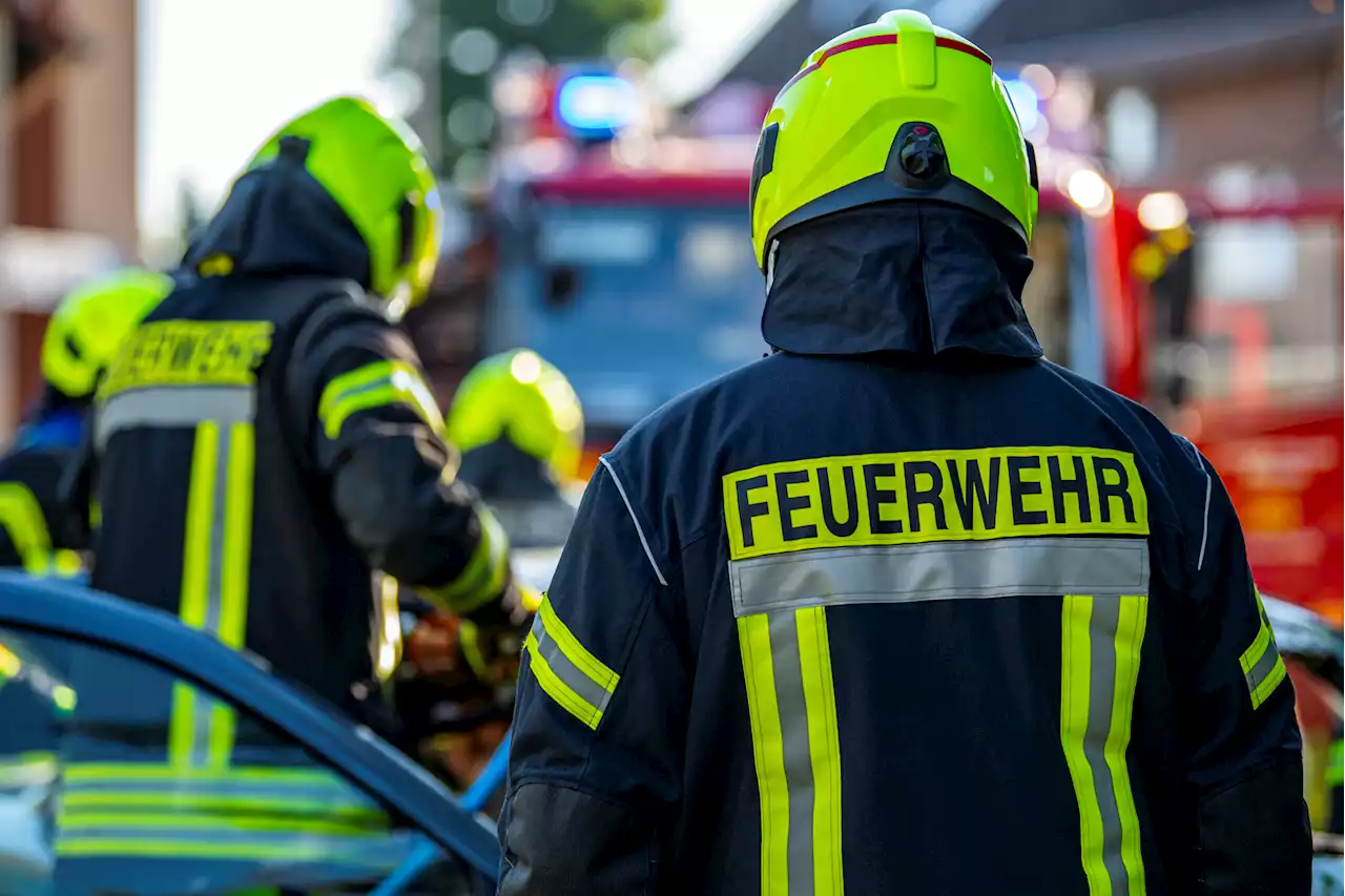 Pferdescheunen brennen lichterloh – Mann auf Motorroller verdächtig