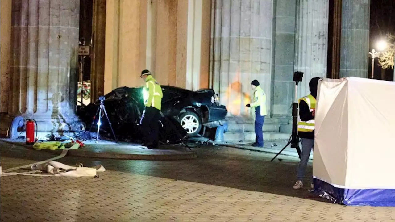 Auto kracht in Brandenburger Tor: Toter gefunden