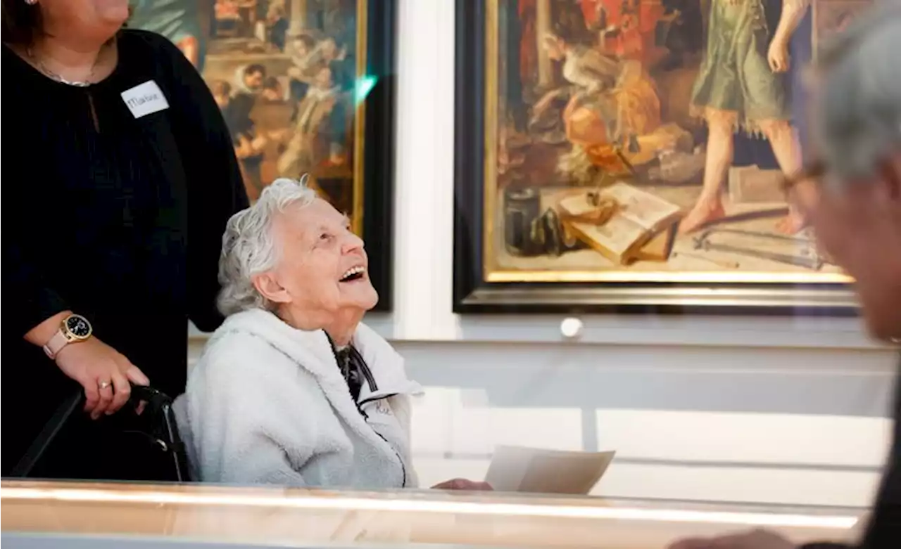 Dementievriendelijke rondleiding in museum Boerhaave: ‘Mag ik nog een kopje koffie? Zo vaak ben ik niet op pad!’