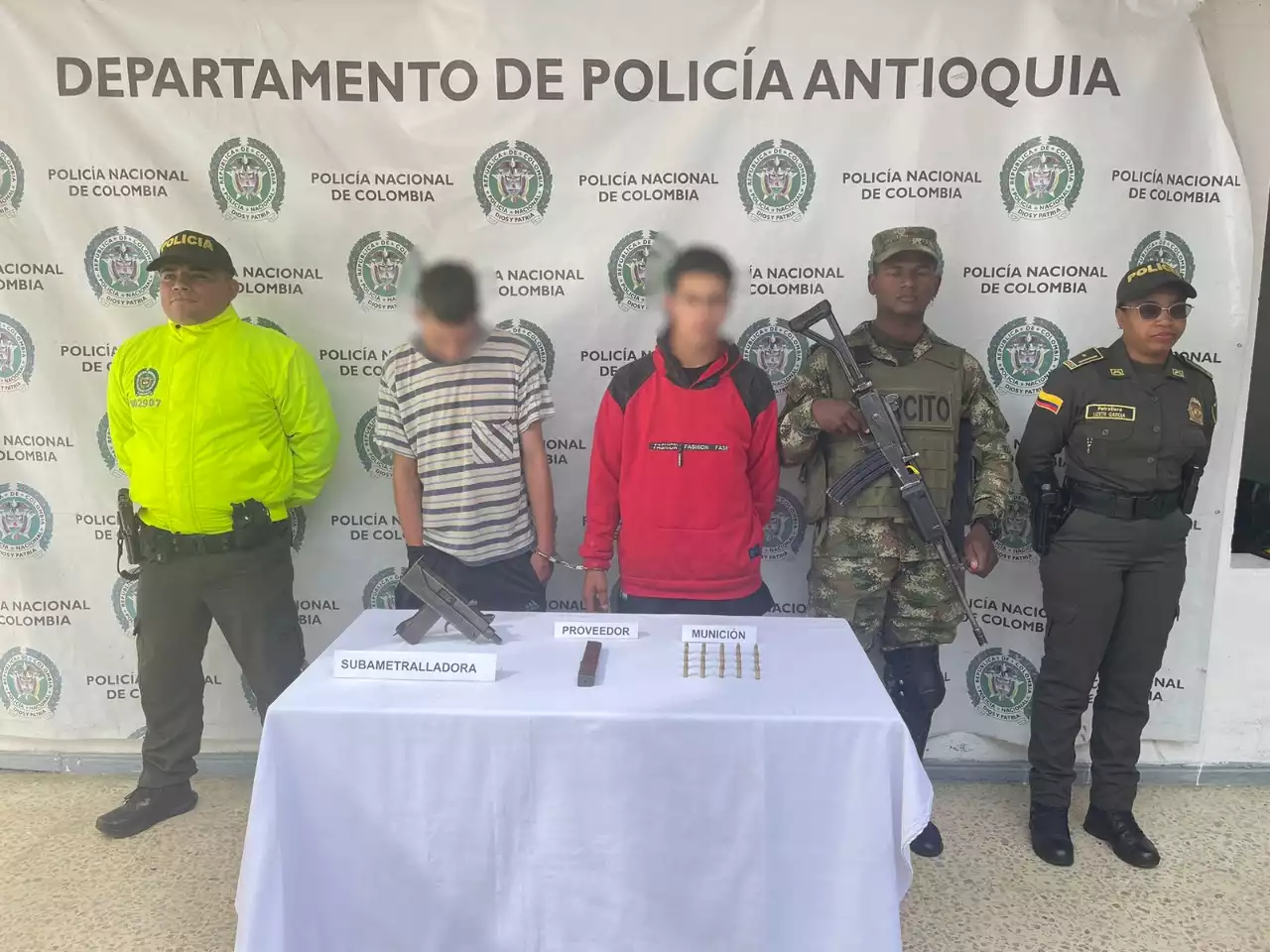 Policía incautó varios kilos de droga y subametralladora; hay cuatro personas capturadas - Pulzo