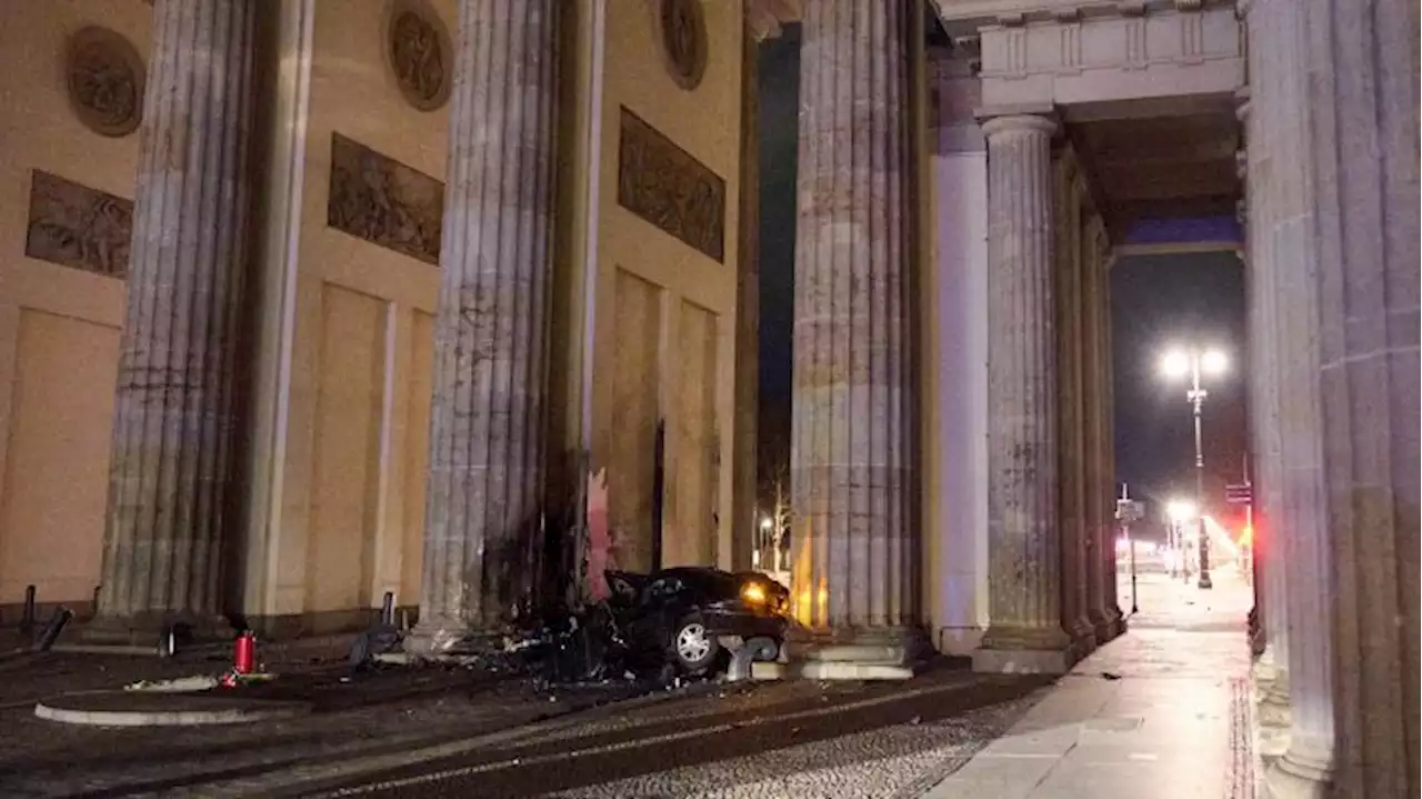 Auto rammt Brandenburger Tor - Fahrer stirbt