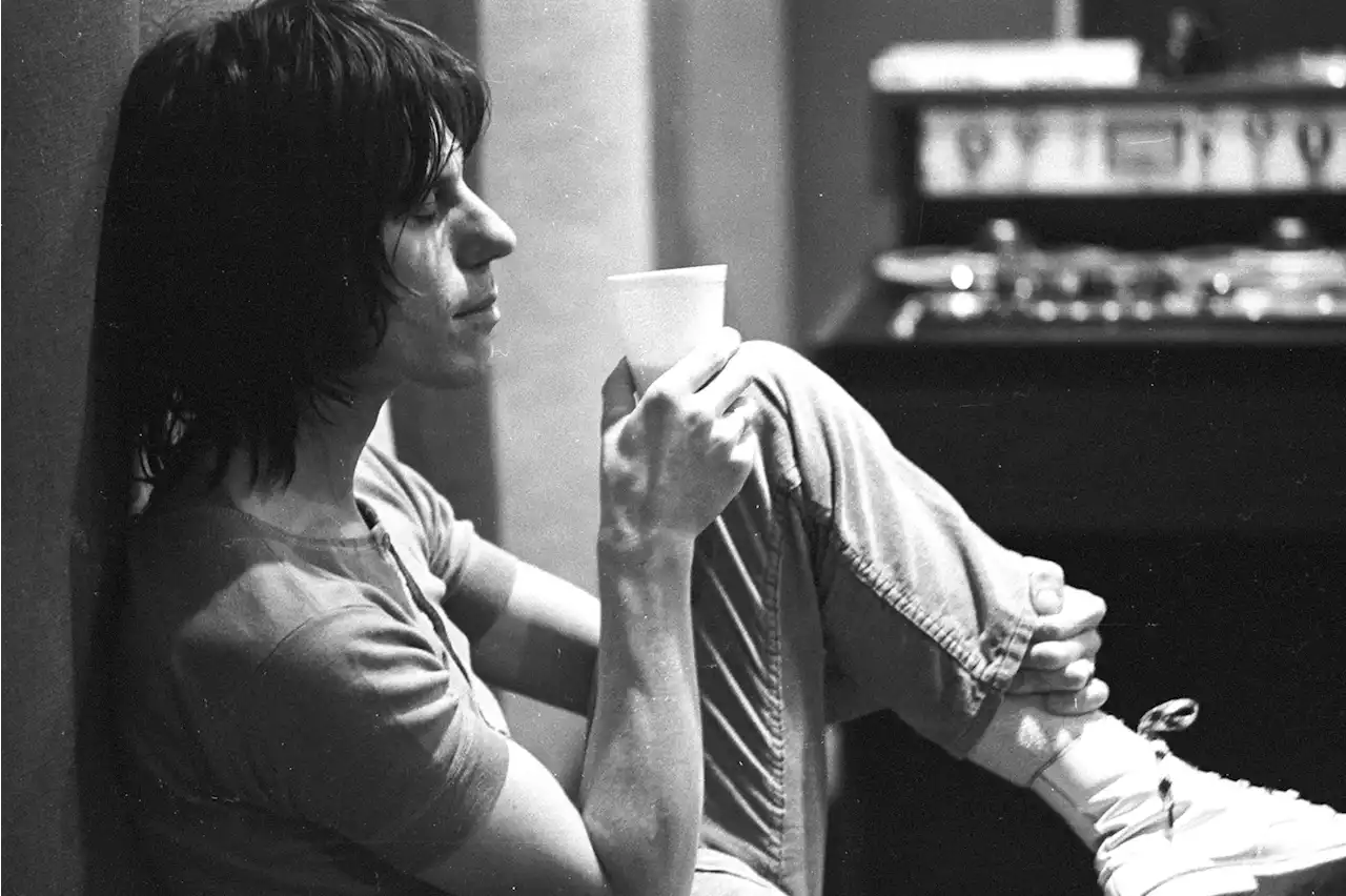 'Guitar Saved Me!': Jeff Beck Look Backs in Never-Before-Heard Interview Audio