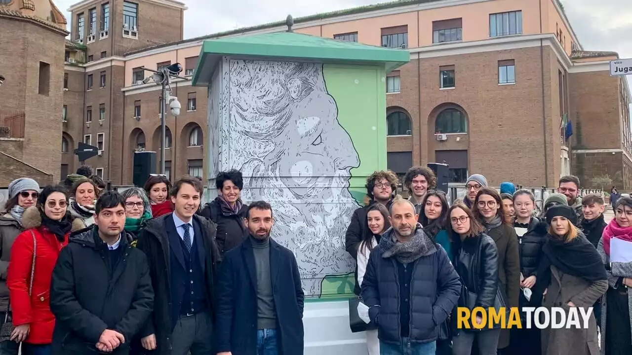 Street art: spunta Giano su una garitta in disuso