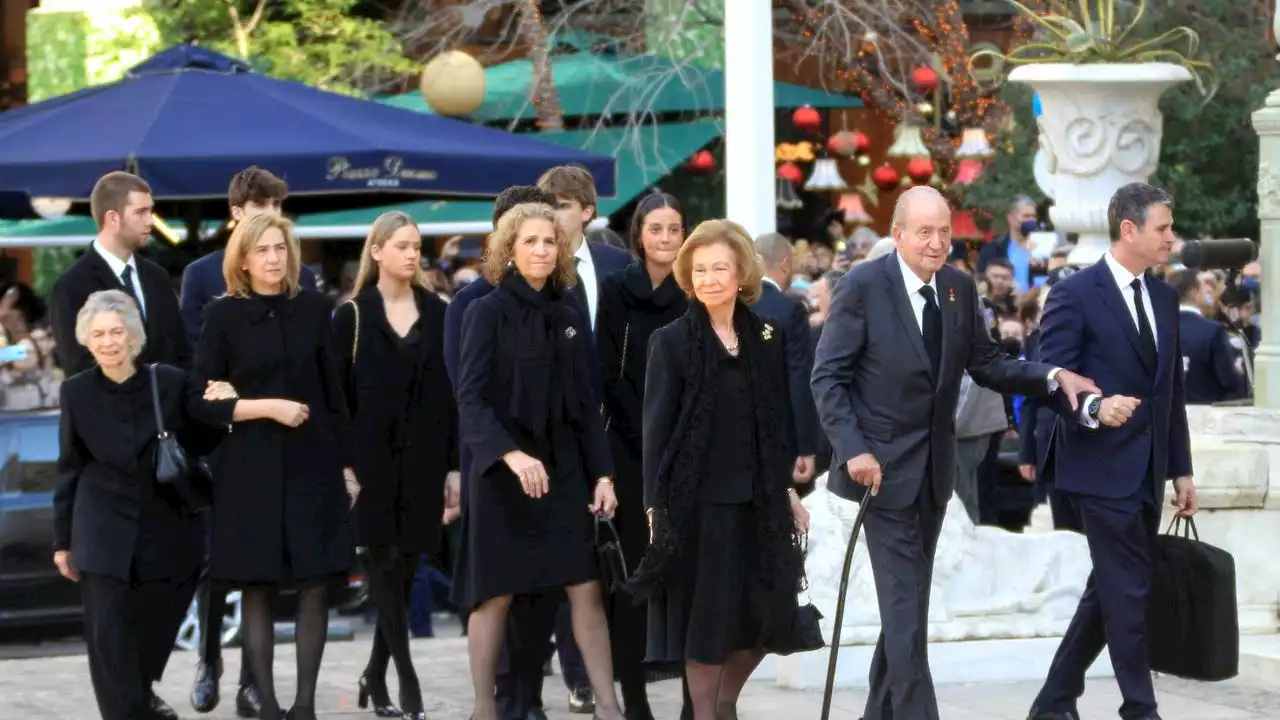 La imagen del reencuentro de Juan Carlos I con la reina Sofia y los reyes en el funeral de Constantino de Grecia