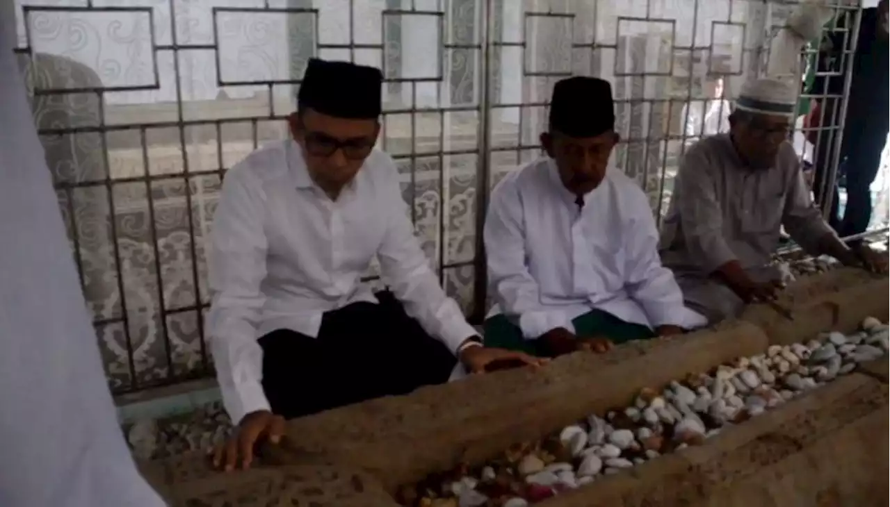 Road Show di Aceh, TGB Ziarah ke Makam Ulama Besar Syiah Kuala