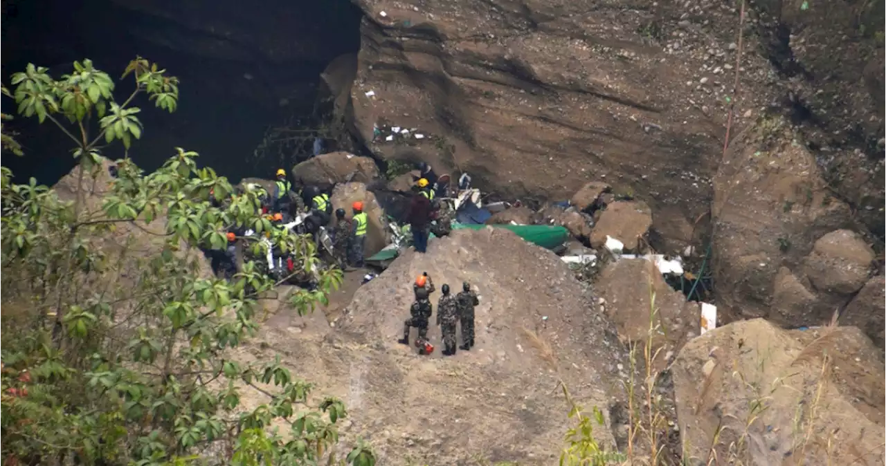 Autoridades hallan cajas negras de avión estrellado en Nepal; sigue búsqueda de gente