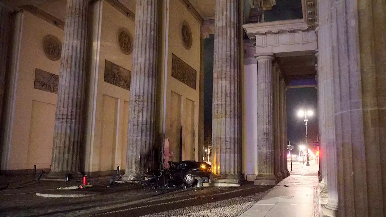 Brandenburg Gate: Man dies after crashing limousine into iconic Berlin landmark