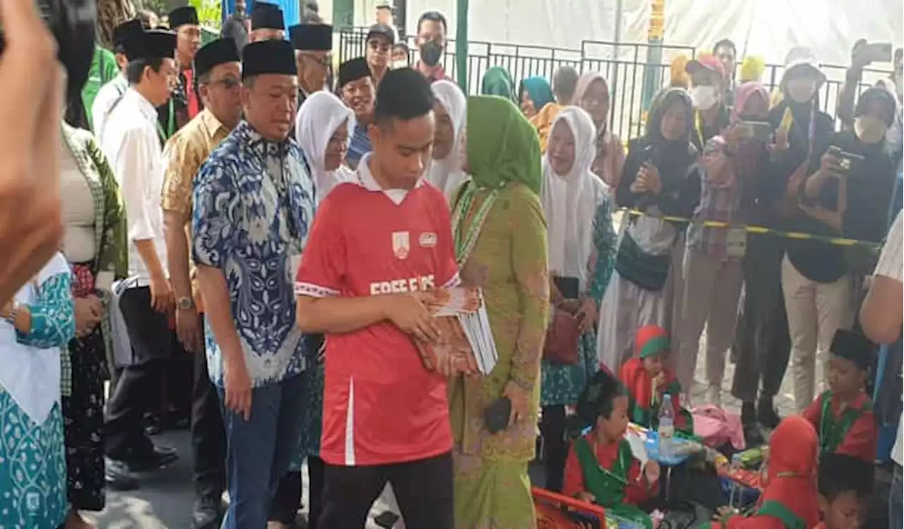 Pakai Jersey Terbaru Persis, Wali Kota Gibran Bagi Buku di Mangkunegaran