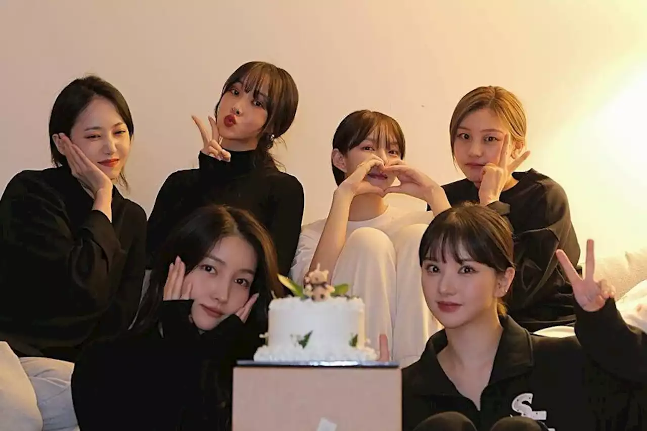 GFRIEND Gathers To Celebrate Their 8th Debut Anniversary