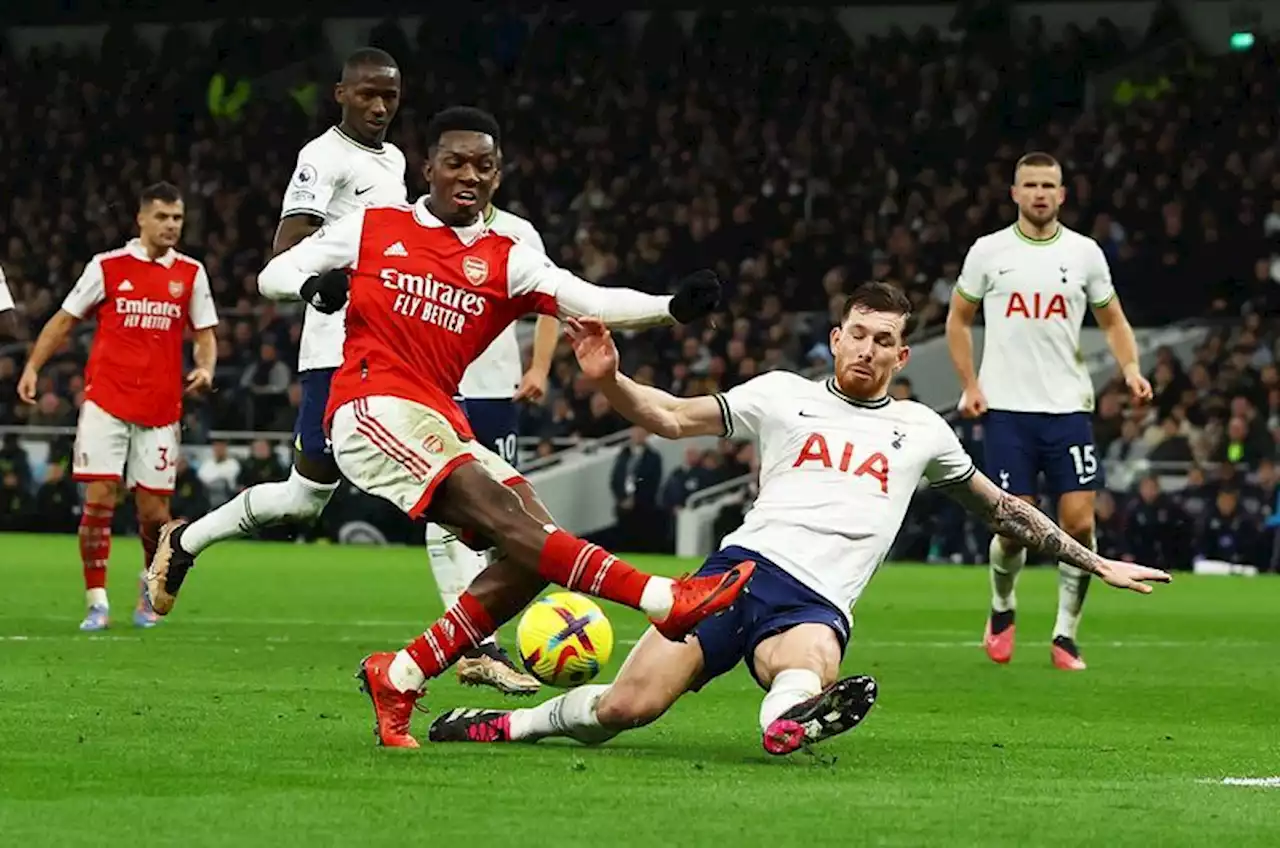 Soccer-Classy Arsenal outgun Spurs to extend lead at the top