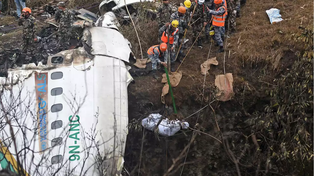 Abgestürztes Flugzeug in Nepal: Rettungskräfte suchen nach letzten Insassen