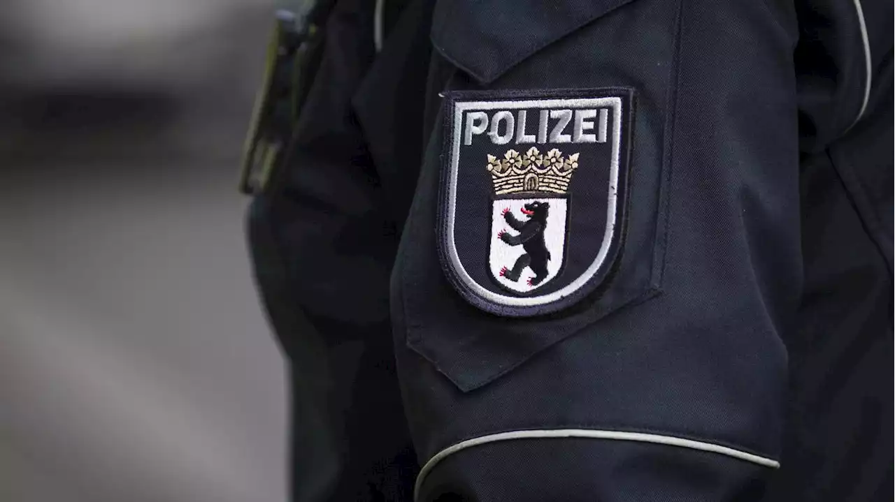 Zu Geldstrafe verurteilt : Berliner Polizist missbraucht Notruf – wegen Maskenpflicht