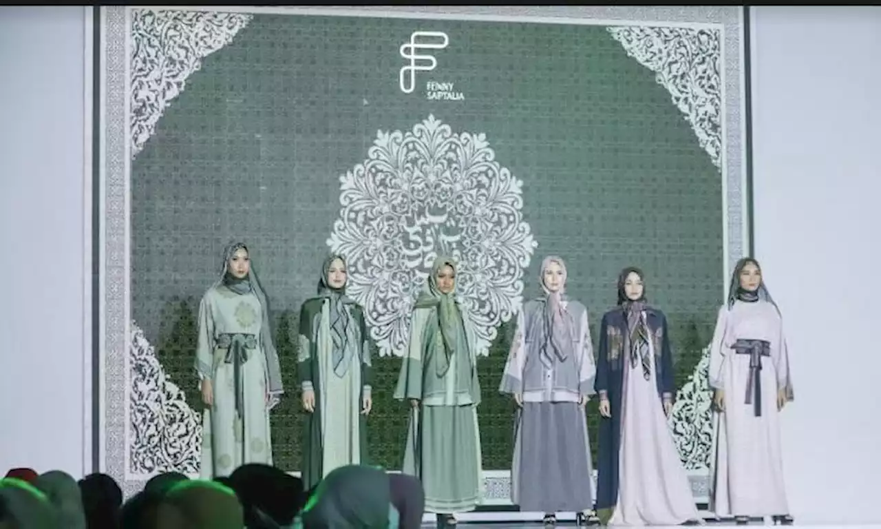 Fenny Saptalia Rilis Koleksi Bernuansa Hijau Sage untuk Momen Ramadan di Jakarta Fashion Trend 2023