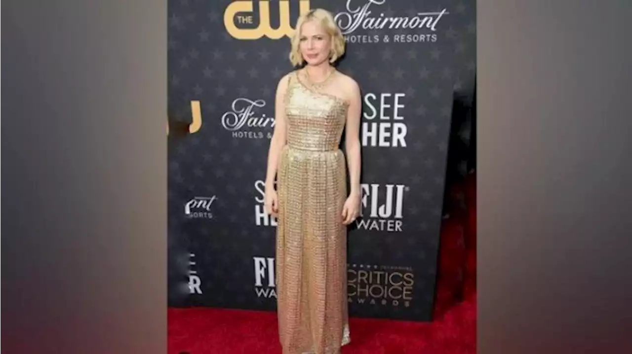 Michelle Williams Tampil Glamor dalam Balutan Gaun Emas Metalik di Critics Choice Awards 2023