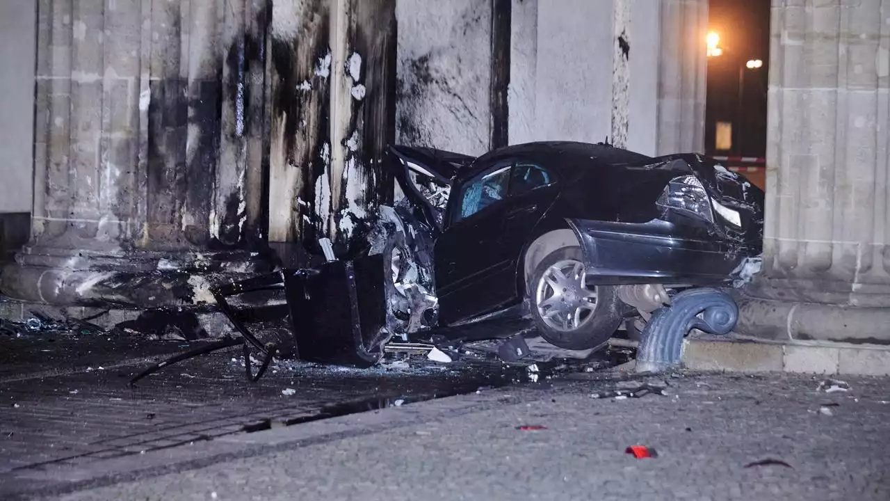 Berlin: Autofahrer prallt gegen Brandenburger Tor