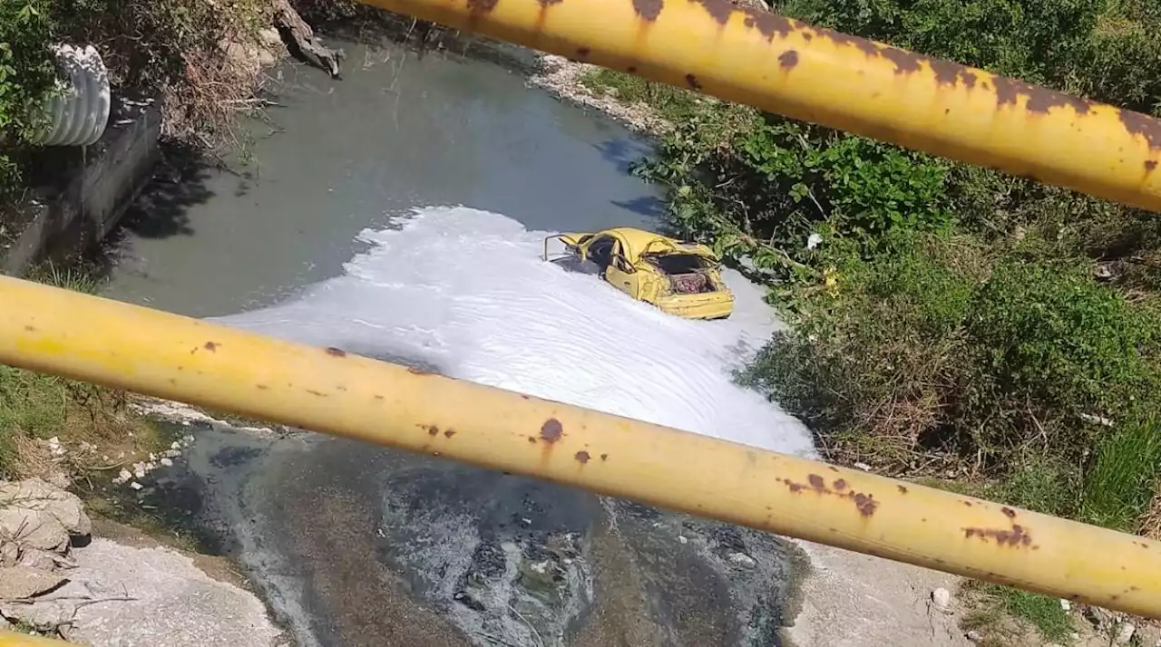 Taxi cayó a arroyo en La Cordialidad: presuntos ladrones atracaron al conductor