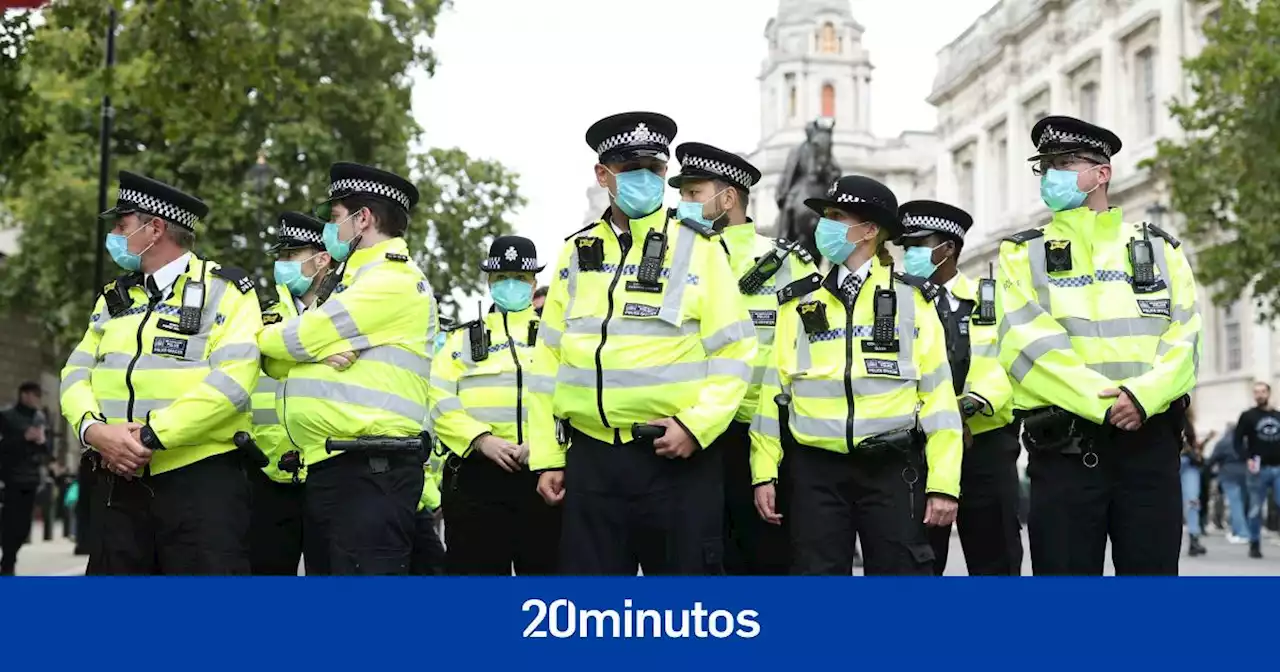 Un policía británico se declara culpable de 49 delitos sexuales