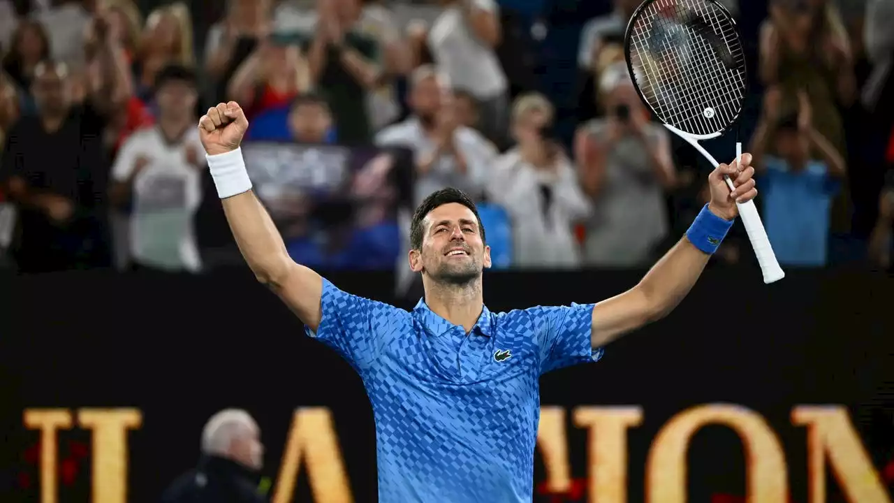 Djokovic vuelve a la Rod Laver Arena y tumba a Roberto Carballés por la vía rápida