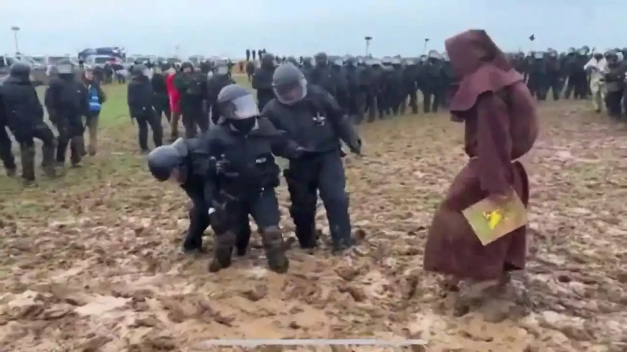 La Policía alemana, atrapada en el barro en su intento de desalojar a los activistas de la mina