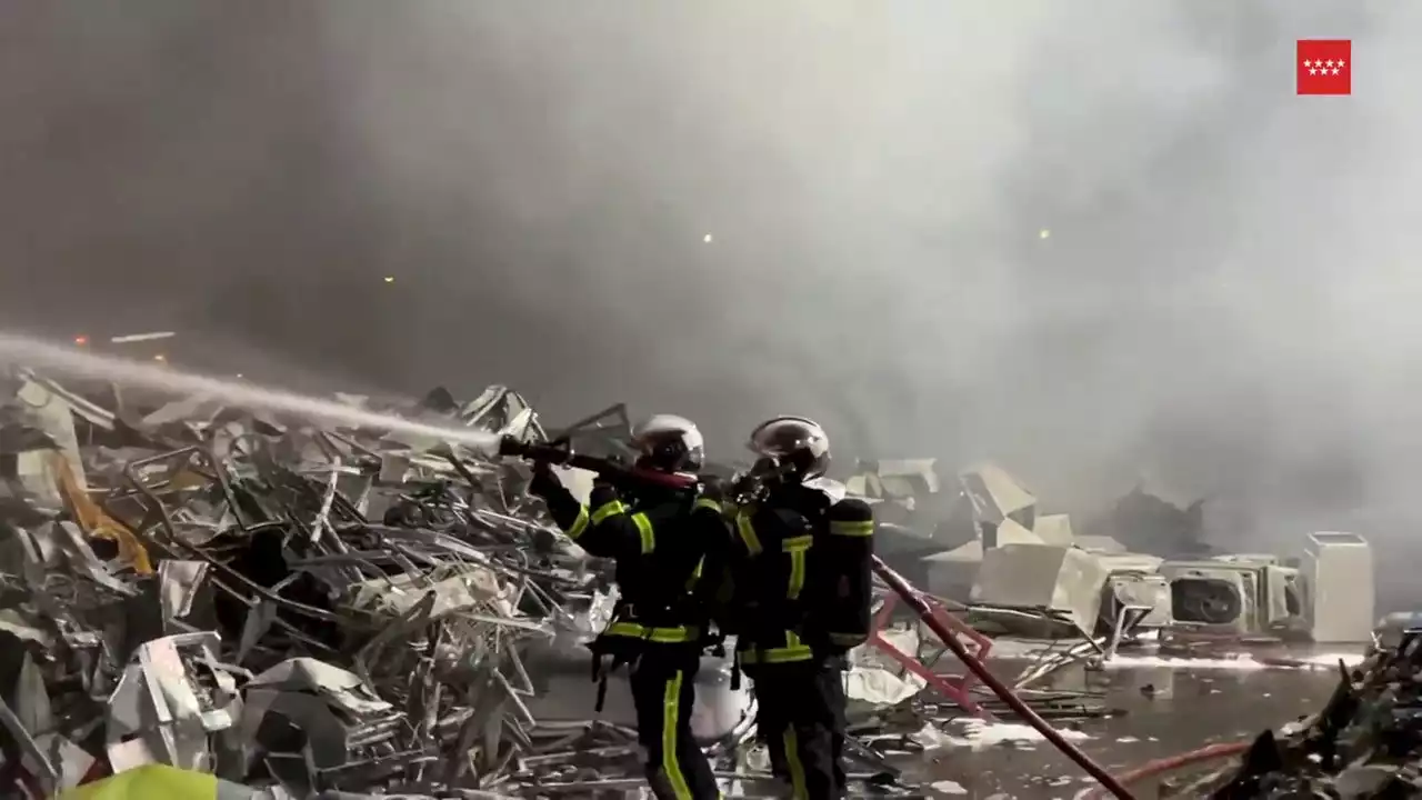 Las llamativas imágenes del incendio en una chatarrería en Leganés, Madrid