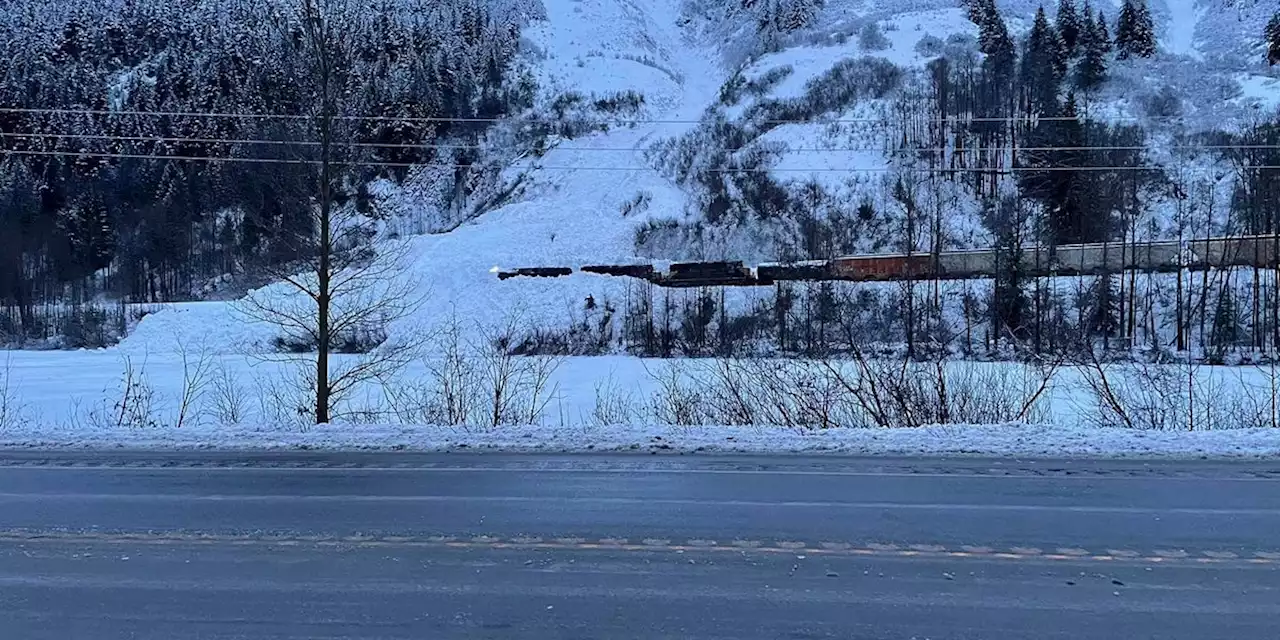 Avalanche derails train south of Girdwood