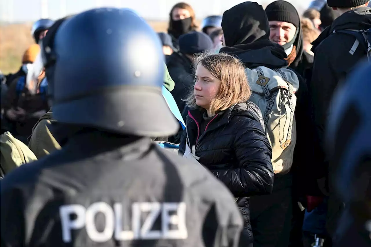 Polizei setzt Schlagstöcke ein: Greta Thunberg unter eingekreisten Aktivisten