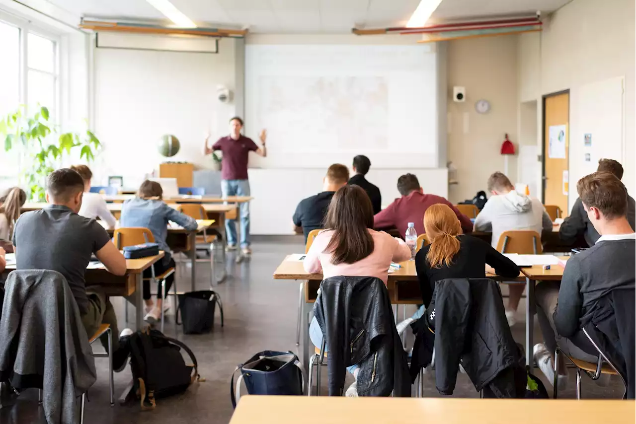 Chatbot schreibt Maturaarbeit – Wie Unis und Schulen mit künstlicher Intelligenz umgehen