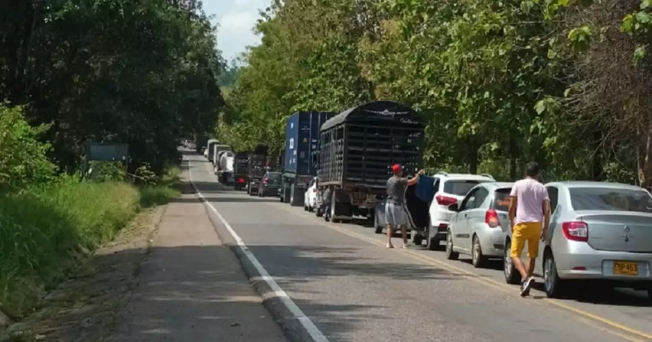 Fuerte trancón en la vía Bucaramanga - Medellín por protesta de campesinos en La Lizama