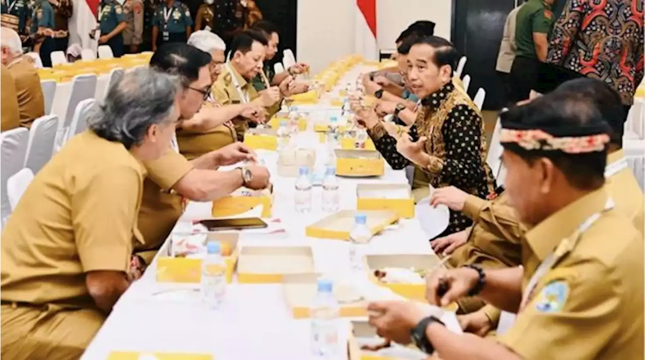 Saat Jokowi Makan Nasi Kotak Bareng Gubernur Ridwan Kamil Cs