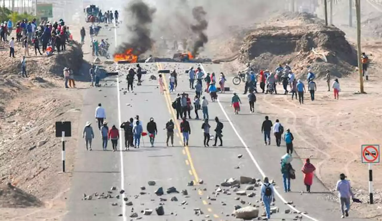 Protestas en Perú avanzan hacia Lima y desobedecen el estado de emergencia