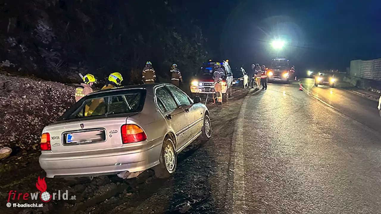 Oö: Pkw touchiert auf B 145 in Lauffen einen Baum