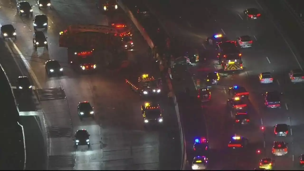 At least 1 killed in pileup on 101 Freeway in Calabasas