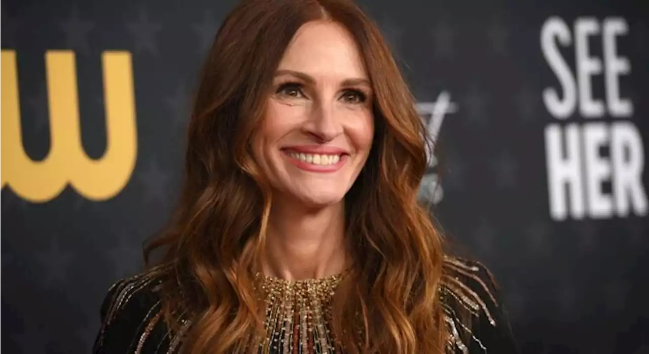 Julia Roberts ravissante dans une robe Schiaparelli sur le tapis rouge