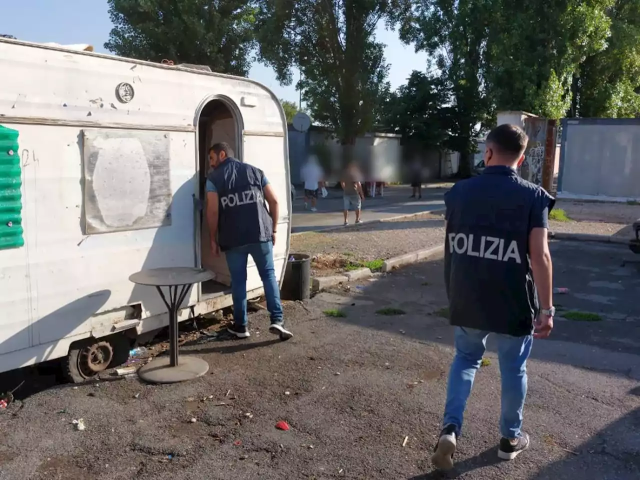 I rom aggrediscono i vigili. Il Comune si arrende e sospende i controlli al campo nomadi