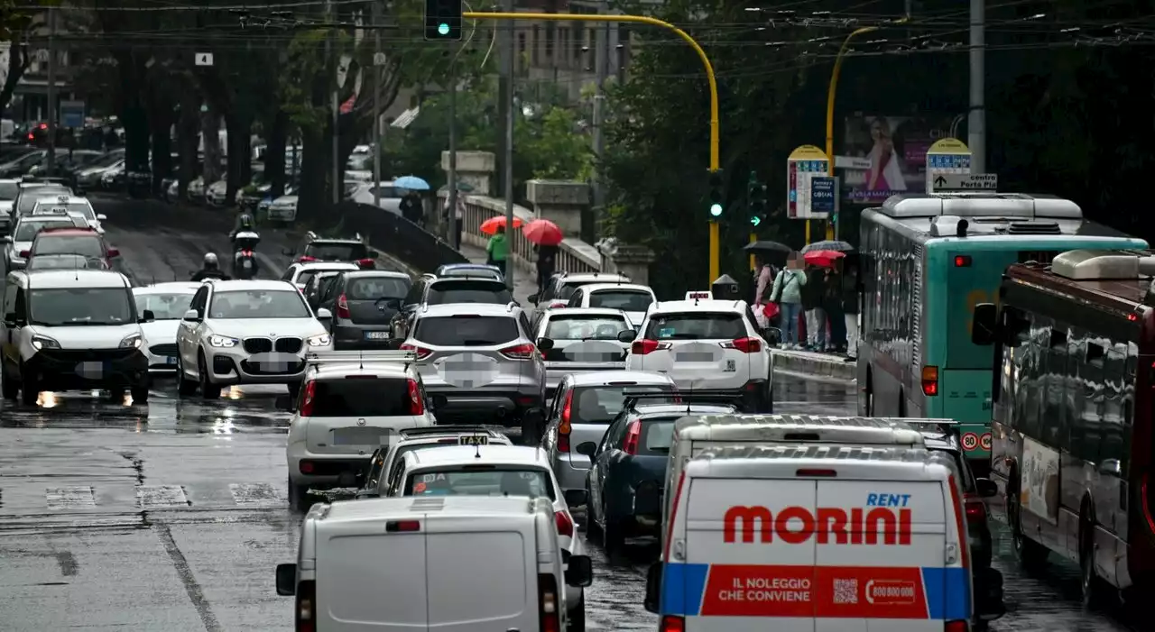 Maltempo a Roma, forti piogge e temporali: traffico in tilt e allerta gialla tutto il giorno