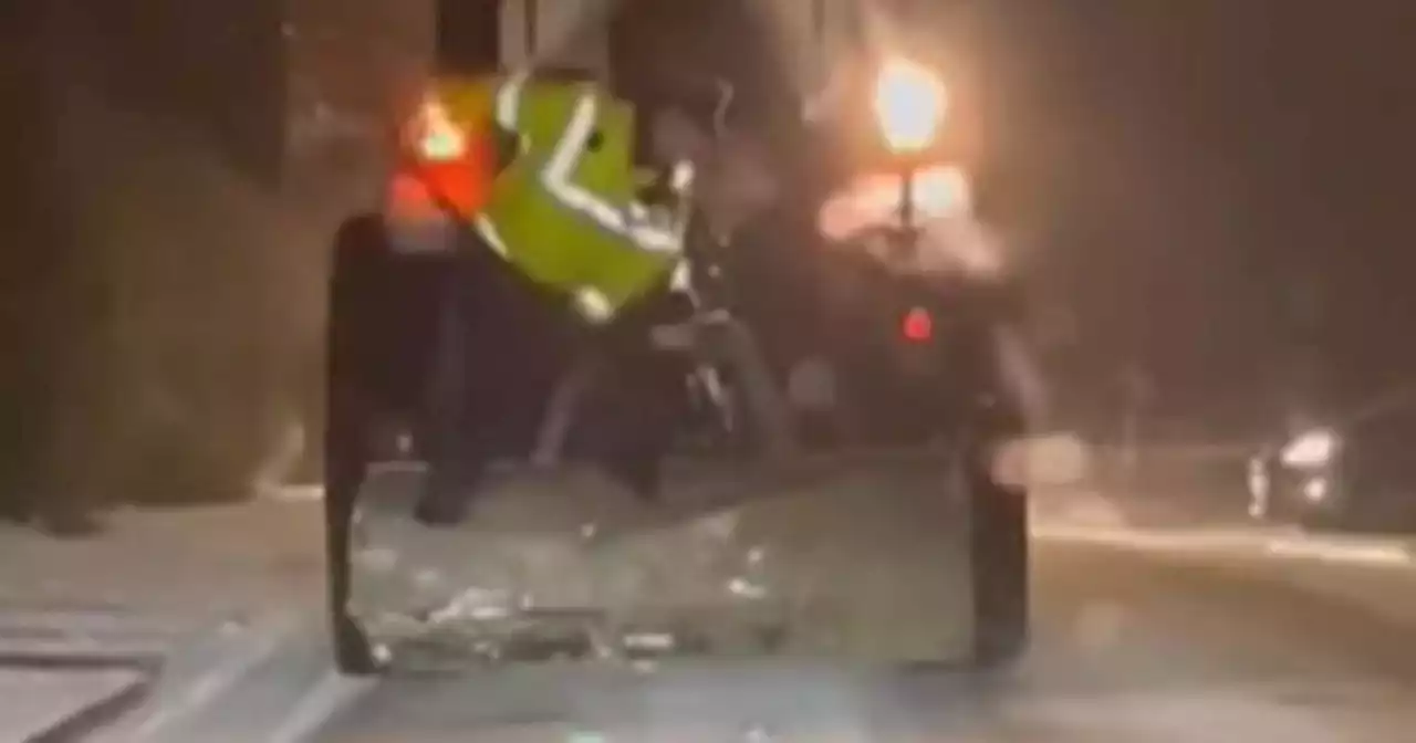 Garda praised for ‘rolling up sleeves’ to help grit roads in treacherous snow